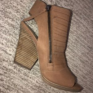 Vince camuto booties size 7 1/2